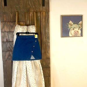 Back in full effect. Adorable, jean skirt, with bold buttons. Summertime!!☀️